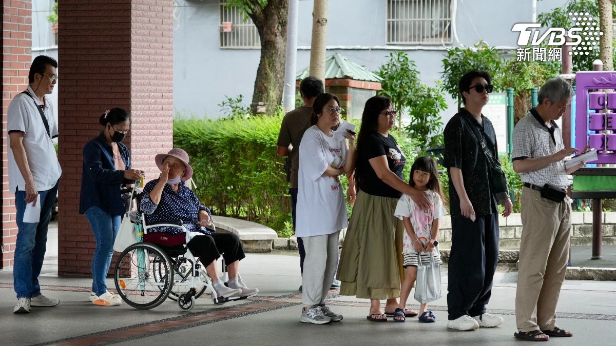 圖輯／大罷免投票北市好天氣！民眾全家出動　投票爆人潮