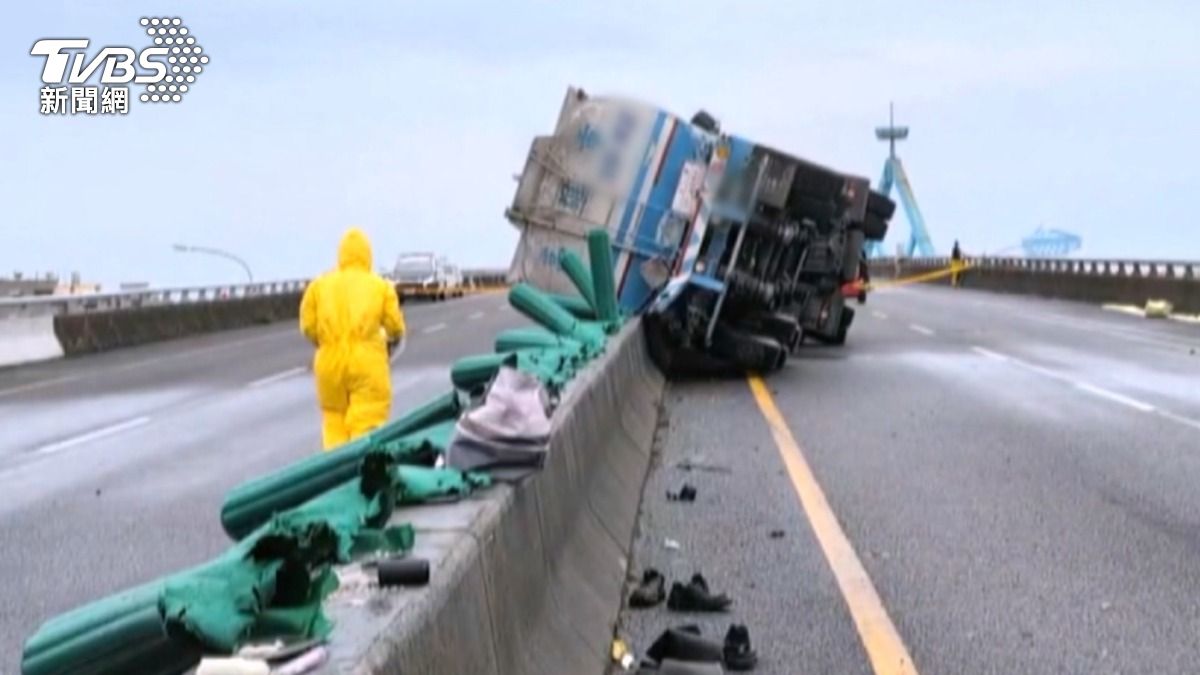 台61線布袋段化學槽車翻覆！易燃物質「丁二醇」外洩