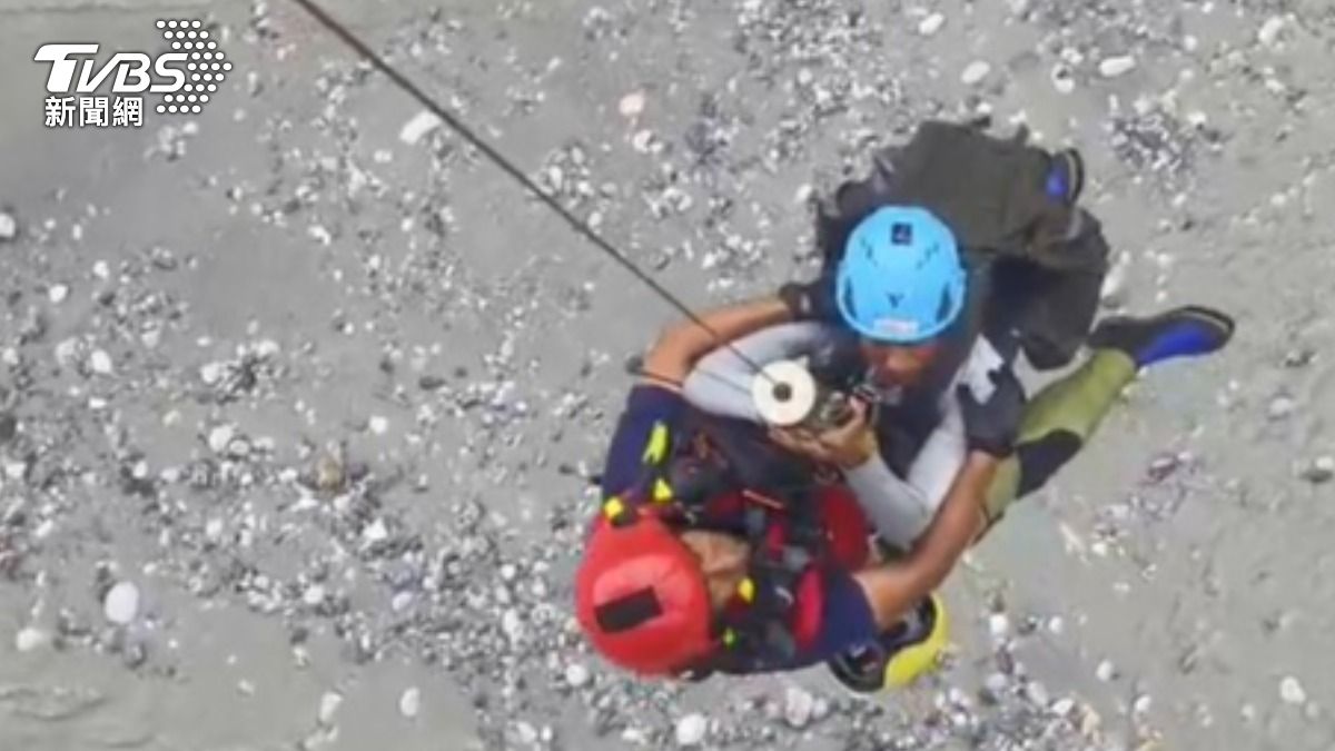 花蓮野溪溫泉暴漲！3遊客受困沙洲　空勤隊吊掛救援