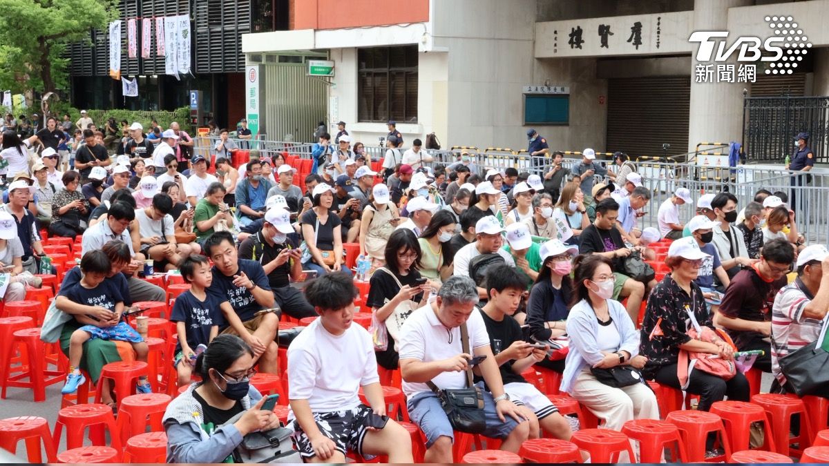 罷團開票夜最新畫面曝！現場紅椅坐不滿氣氛凝重　民眾緊盯票數