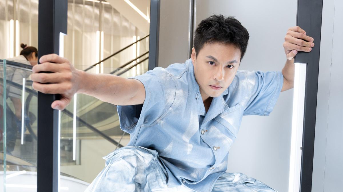 男星「線上教英文」曝近況！爆被要求脫衣看身體　上課一半傻眼