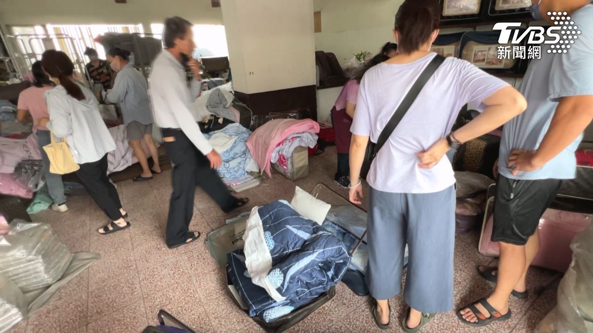 天文大潮+大雨淹進「寢具店」！業者嘆:床組半價打到骨折