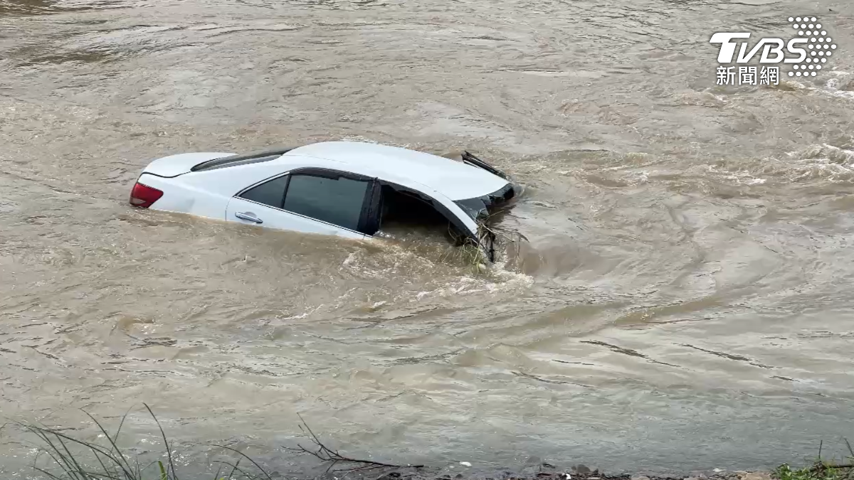 開導航又遇大雨！深夜開堤岸道路墜5米深溪底 一度3人受困