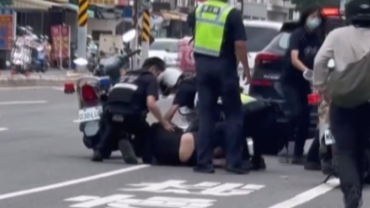 疑毒品糾紛！男遭「強押上車」　警「拔槍」圍捕　2嫌落網