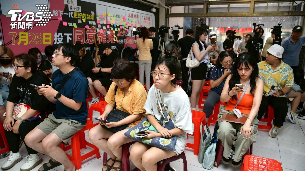 挺罷民眾難過落淚「不懂為何那麼多人投不同意」　淚喊誰能幫救台灣