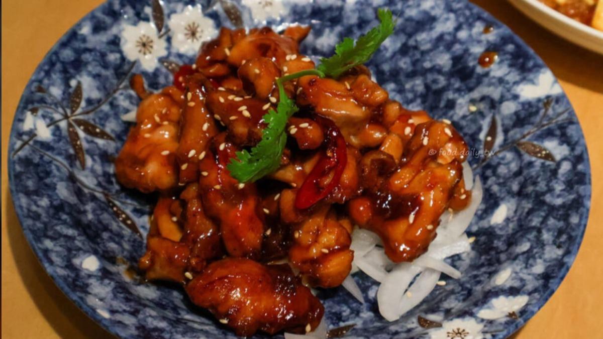 「仲夏梅子雞」（310元）。（圖／「路過全世界的貓」提供）