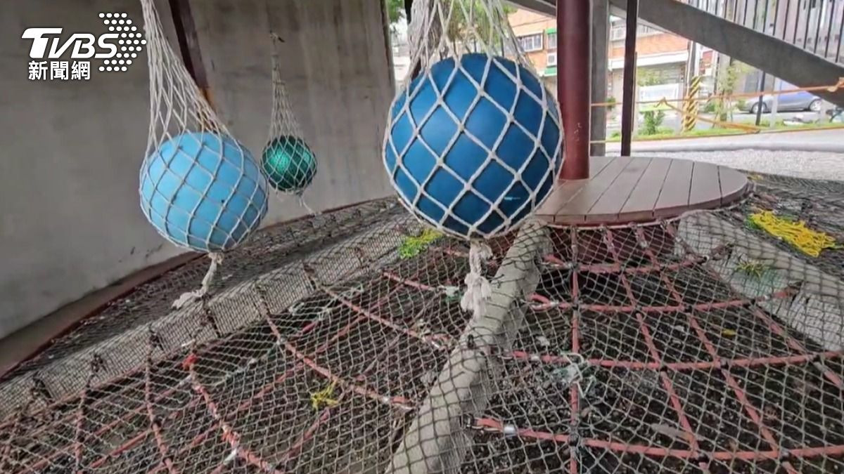 吊繩球遊具成傷童陷阱！繩索斷裂害男童摔落地　頭撞鐵環流血