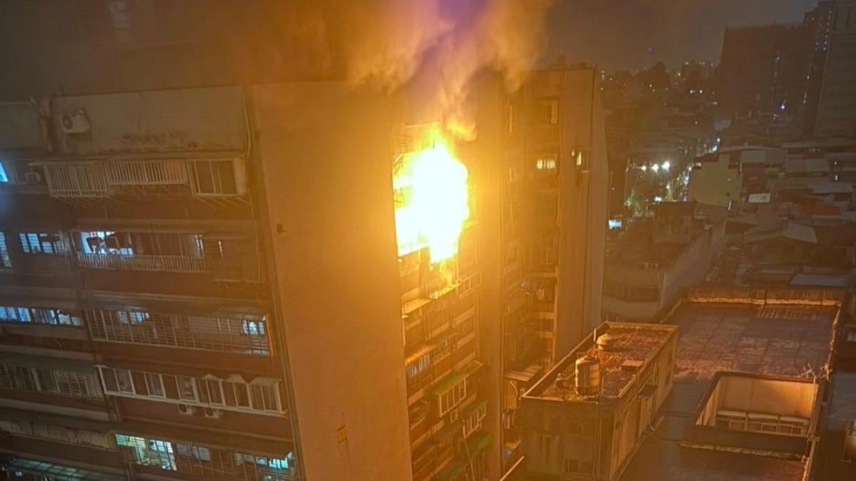 快訊／北市南京西路高樓火警　12樓狂竄濃煙、火舌　