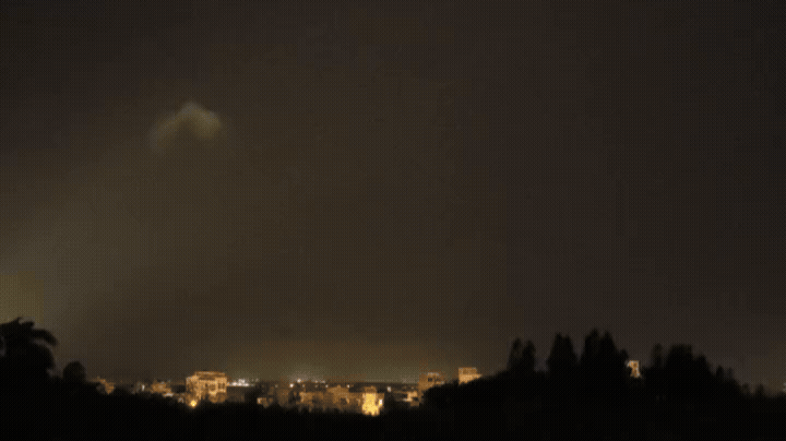 有片／暴雨襲澎湖！天空「雷電狂閃」響不斷　民眾驚：雷神召喚