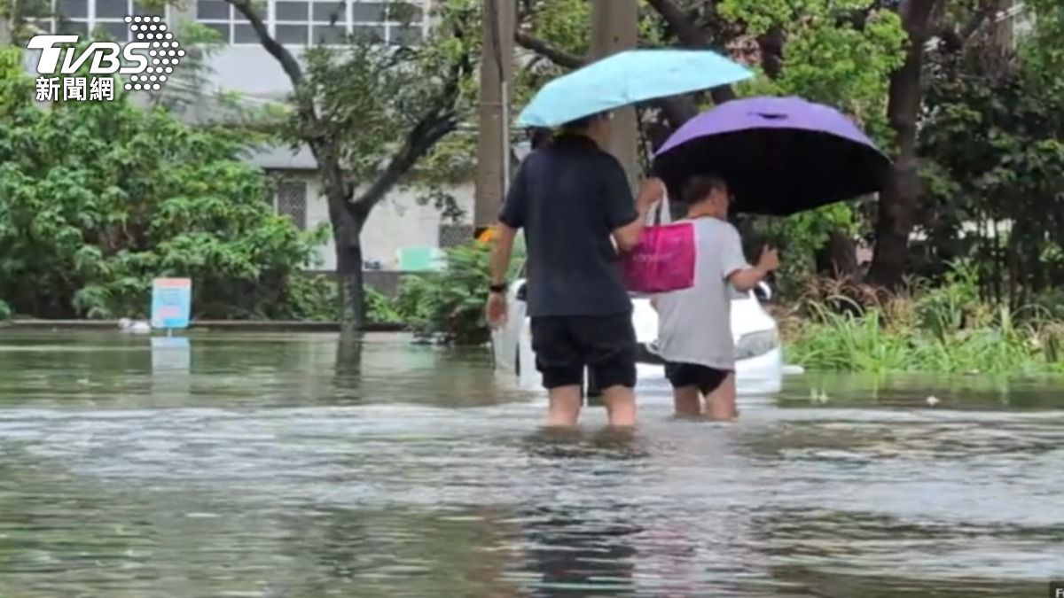 雨彈狂炸嘉義！　睡一半淹水灌進朴子民宅
