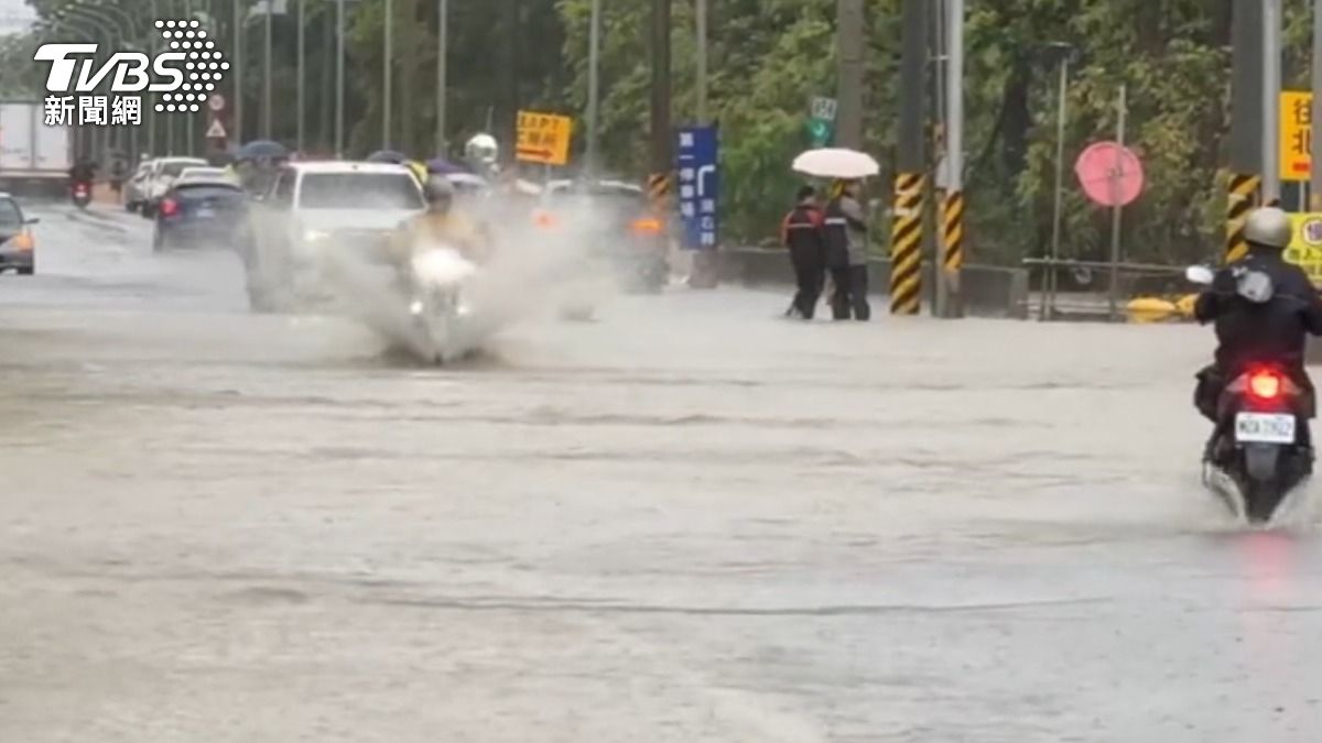 雷雨炸嘉義！　台積電淹水　員工捲褲管上工