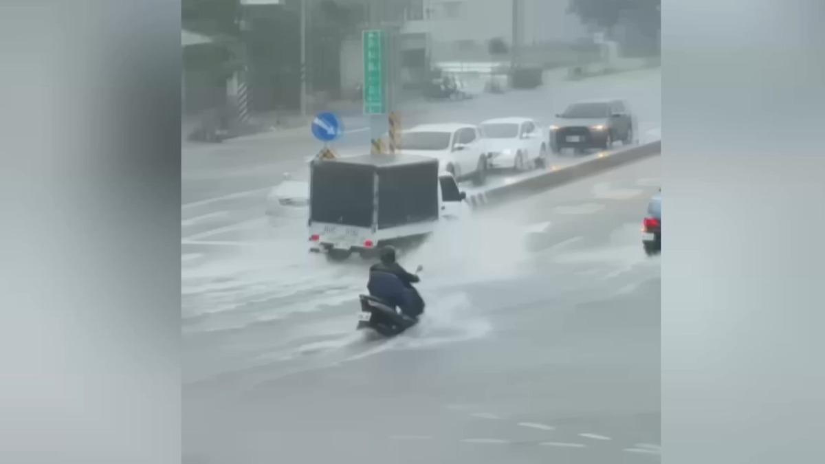 台南安南區又現「水上摩托車」！　平地雨量估達300毫米