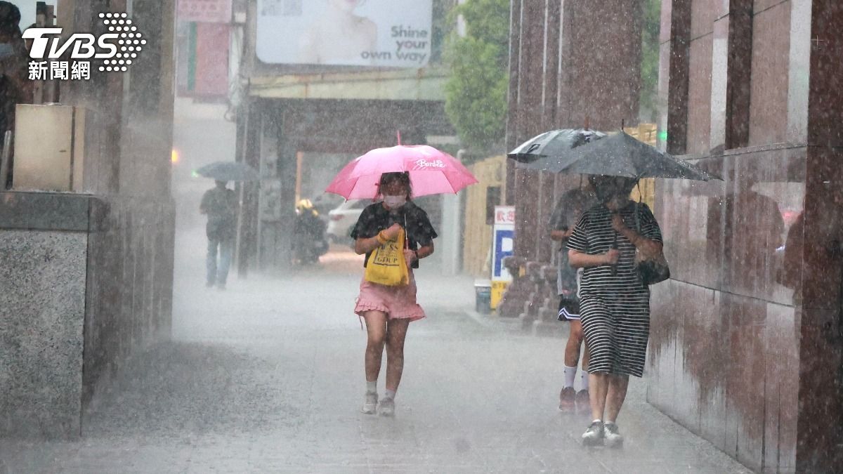 天氣／不輸颱風警報！雨彈灌爆17縣市　中南部暴雨至少炸7天
