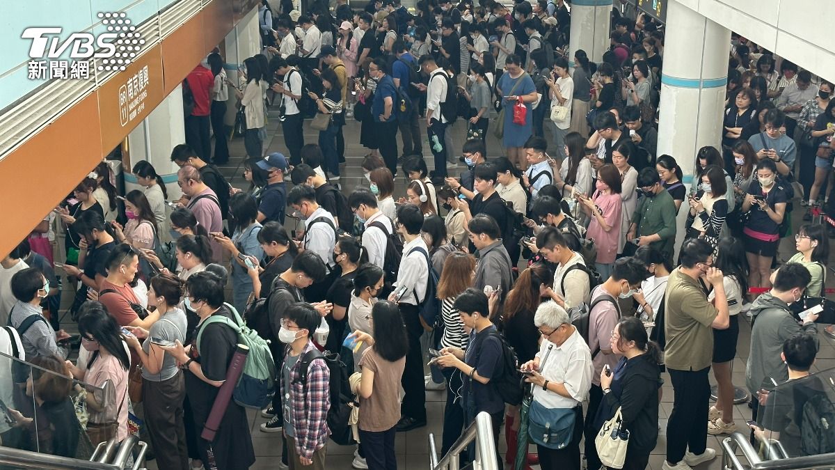 Morning rush chaos hits Taiwan capital’s subway system