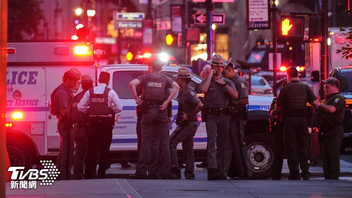 快訊／紐約市中心爆槍擊！1警殉職至少4死　兇嫌舉槍自盡