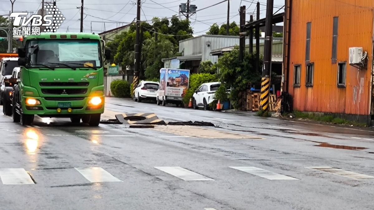 快訊／桃園降大雨　蘆竹富國南竹路三處柏油爆開