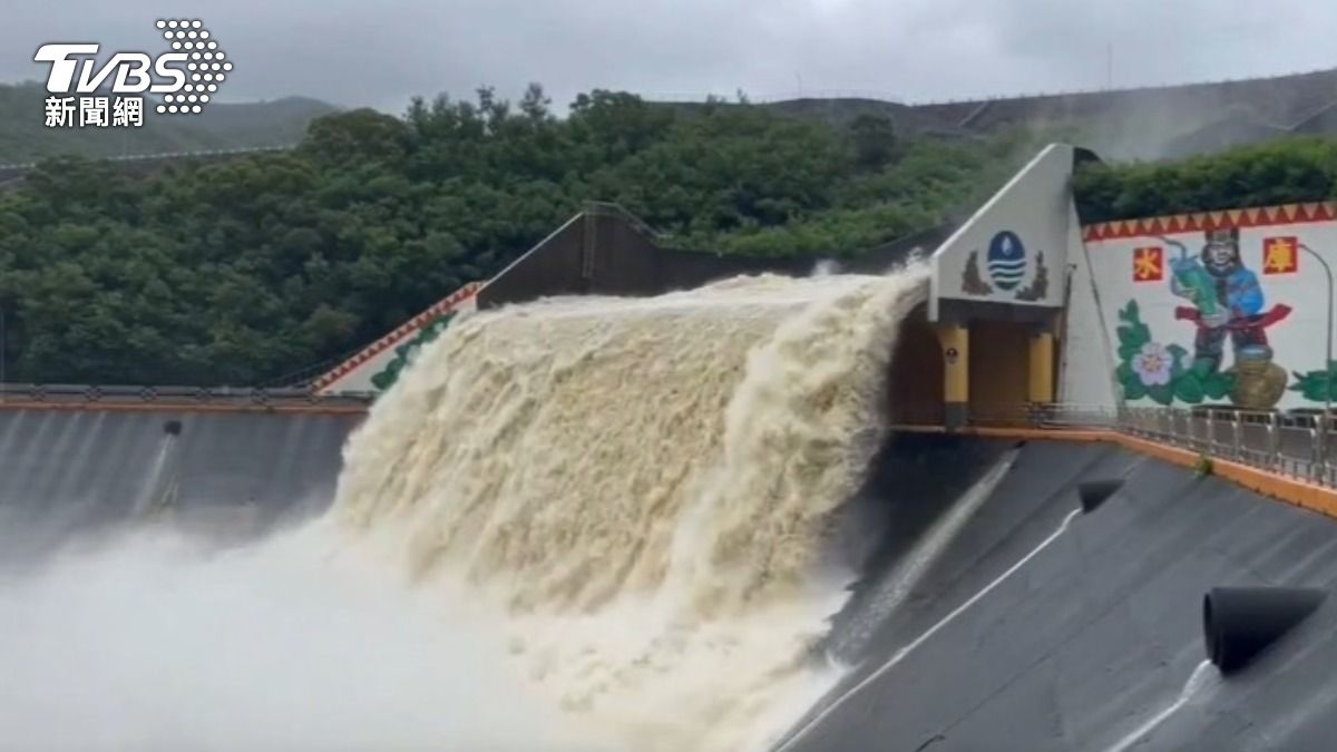 屏東大雨不斷！牡丹水庫洩洪　返航船班「海盜船」體驗超驚險