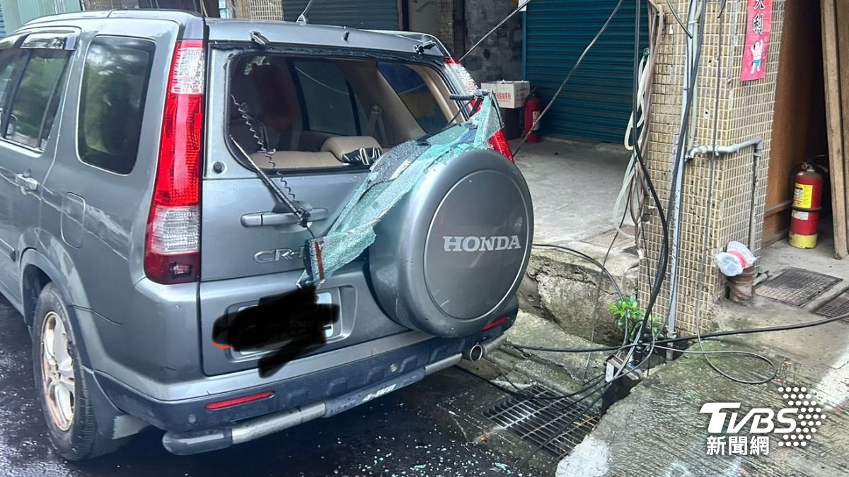 獨家／廢棄強波器從三樓墜！砸毀休旅車　警：天災不介入