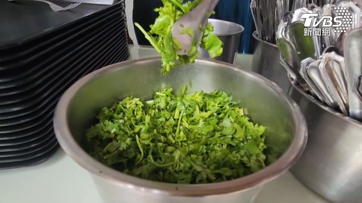 豪雨重創香菜拍賣價「每公斤破千元」　菜販不敢進貨賣：品質爛又貴