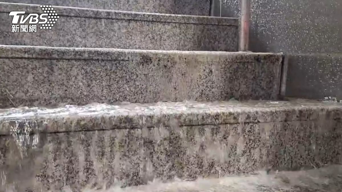 致災劇烈豪雨狂炸！高雄捷運出口手扶梯變「小瀑布」畫面曝