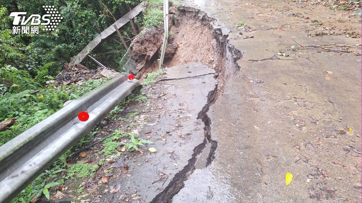 苗栗大雨釀災！苗21線路基坍方裂出大縫　柏油路面滑落邊坡
