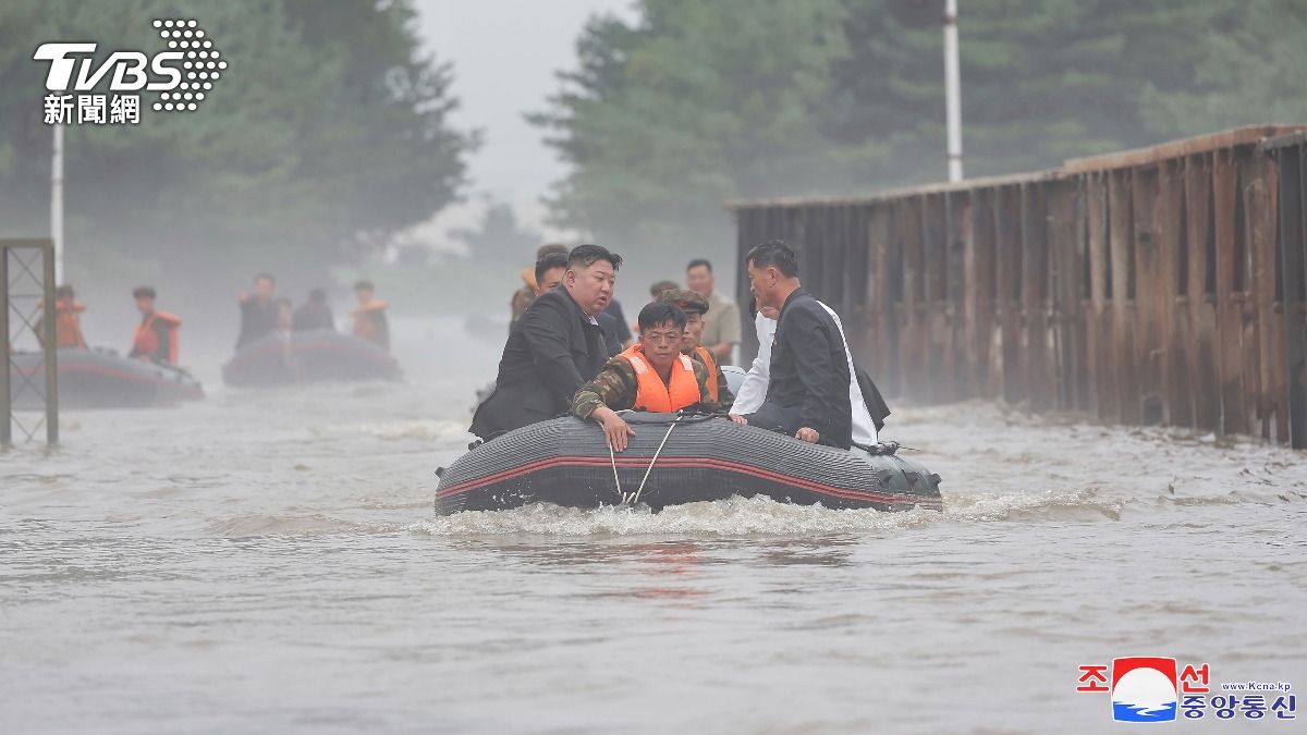 北韓去年遭逢暴雨釀災情,金正恩下令處決失職官員。 (圖/達志影像美聯社) 北韓-北韓天災-北韓救災-北韓淹水-北韓死刑-北韓官員-北韓處決-北韓死刑制度-危機應對法-災害防止省