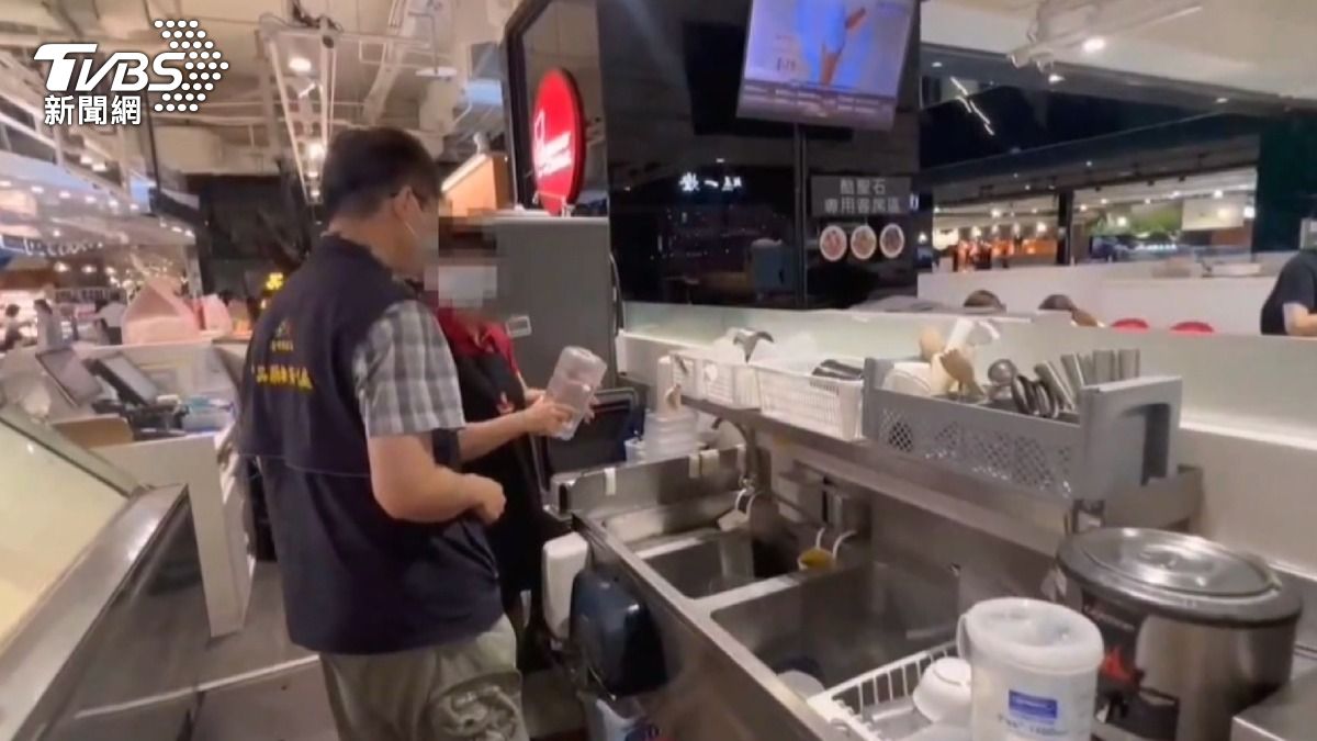 台中冰淇淋店驚傳「漂白水當水喝」！３顧客＋１店員送醫　衛生局勒令停業