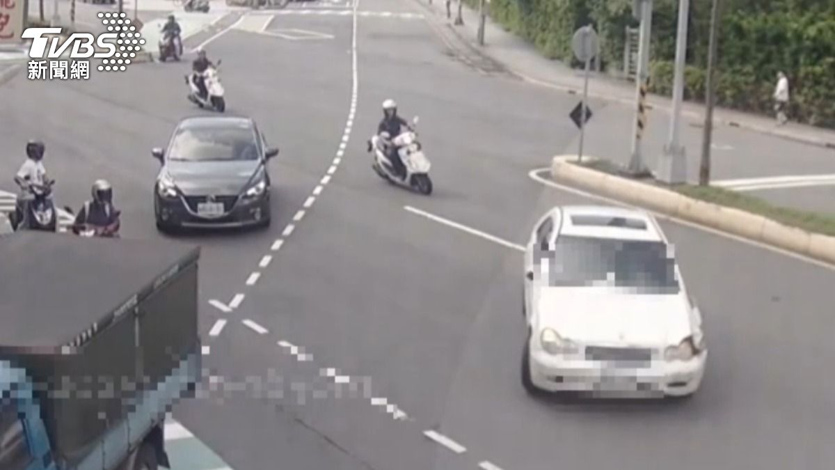 毒犯拒捕開啟「碰碰車模式」　硬鑽車縫撞３車逃逸　釀71歲騎士傷