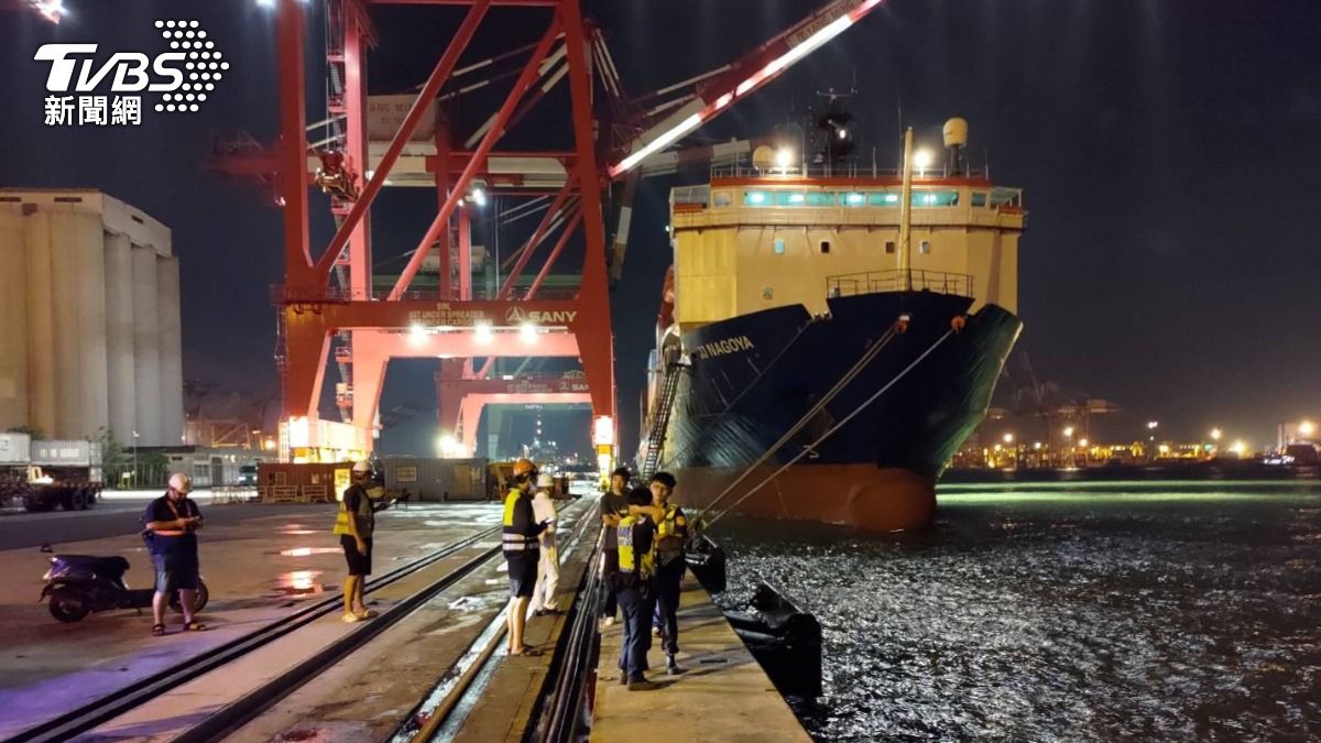 高雄港休旅車闖管制區衝入海　找嘸駕駛「僅1狗浮出水面」