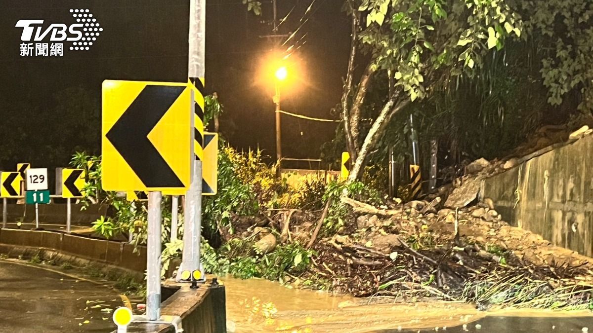 台中人一早手機狂震！暴雨炸到這時　路坍方封道、工業區淹水