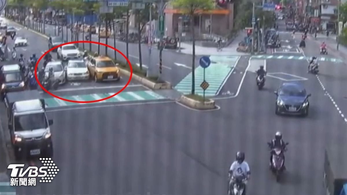 違停露餡！三重通緝犯怕被抓　駕賓士鑽車陣撞1人、4車