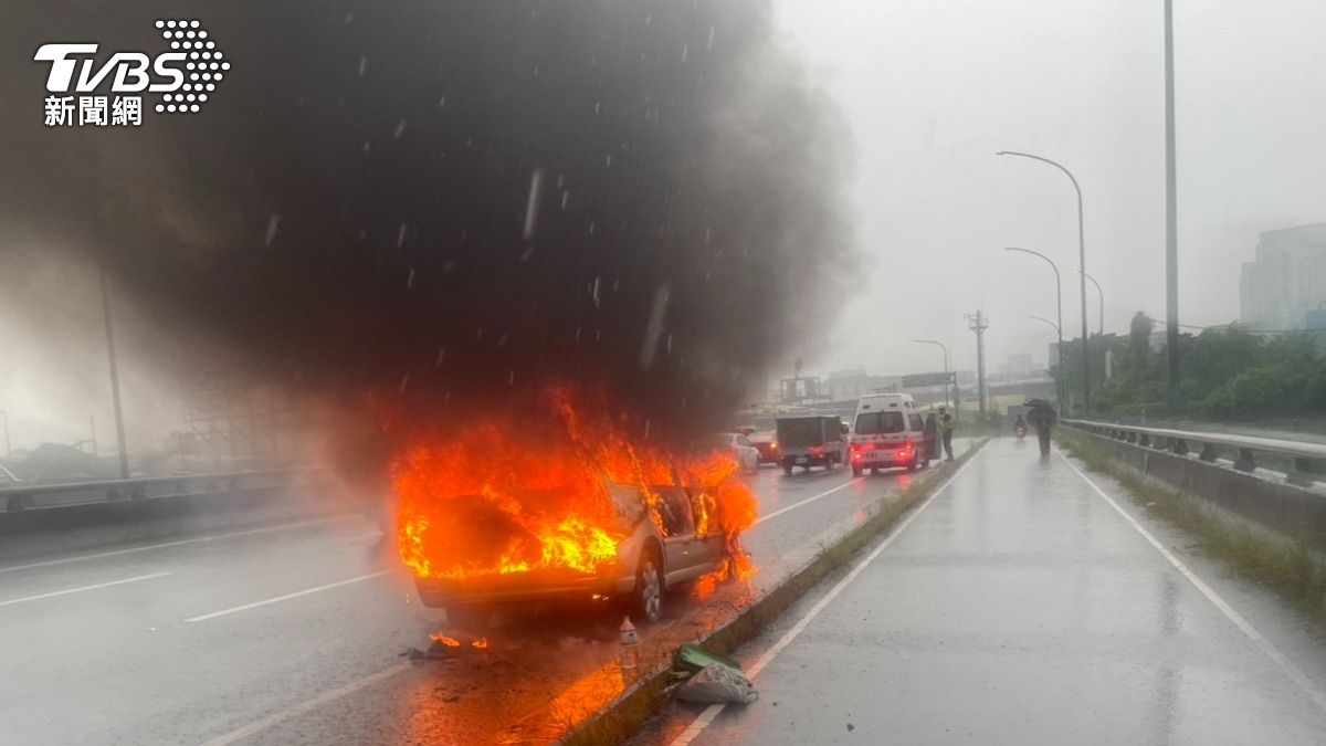 大雨中突起火！休旅車國道火燒車　烈焰狂竄駕駛急逃生