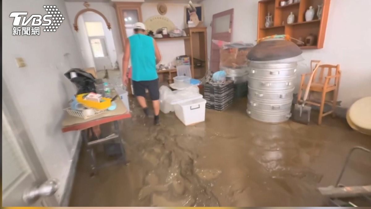 雨炸嘉義！「雨水夾爛泥」灌家園　民宅內堆逾20cm淤泥