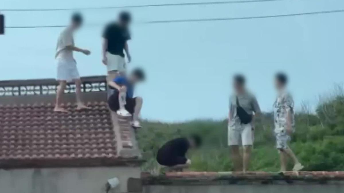 沒落淪為遊樂場？澎湖6遊客「爬古厝屋頂」拍照　恐塌陷釀意外