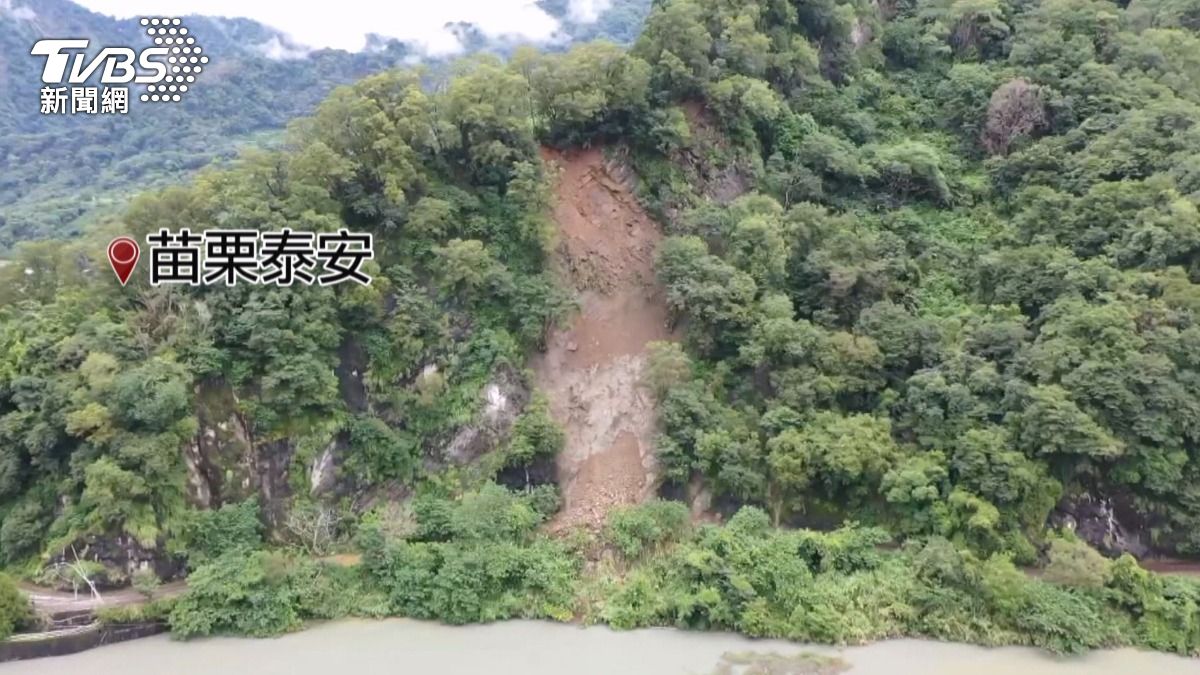 泰安象鼻部落驚傳百米坍方！綠色山坡遭撕裂　樹木土石瞬間滑落。(圖／TVBS)