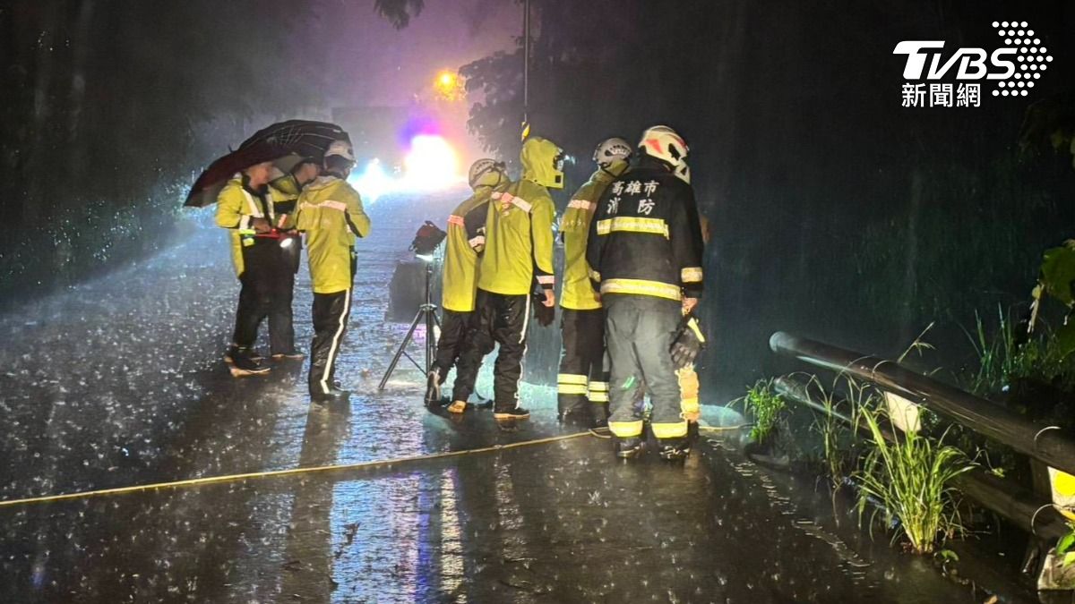 快訊／高雄暴雨夜！疑「一家五口」車墜谷　警消搜救中
