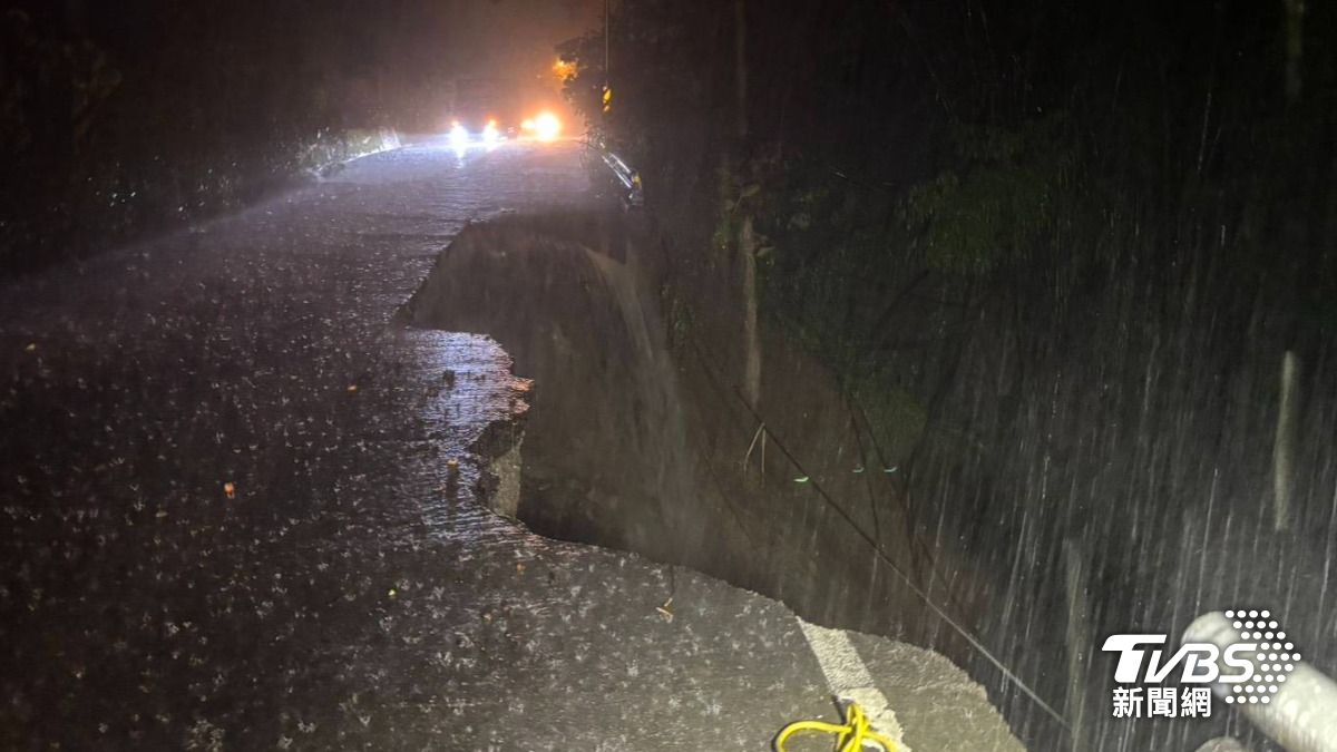 快訊／高雄暴雨夜路坍一家五口墜谷　尋獲「17歲女兒」遺體