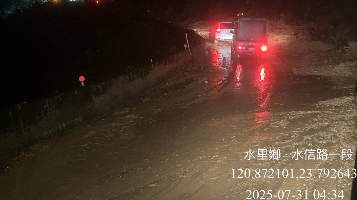 雷雨狂炸南投！信義鄉淹水「對外道路受阻」　台21線邊坡崩塌