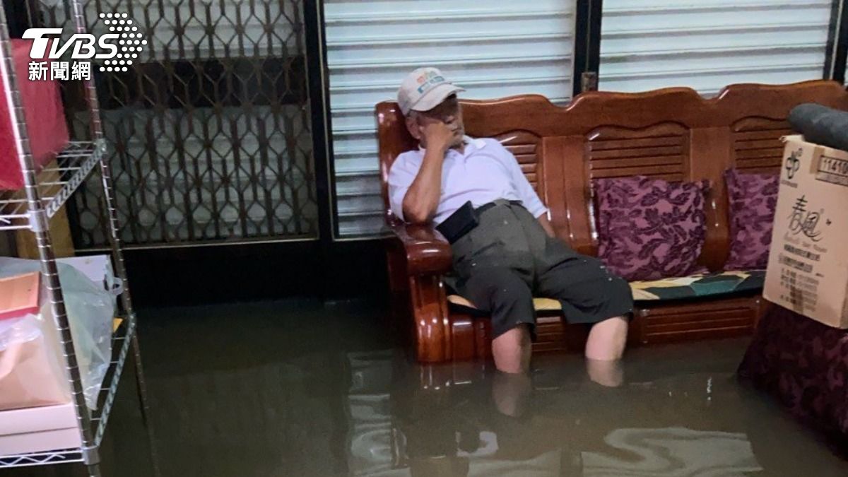 嘉義朴子淹水！泥水灌進客廳　她見公公「腳泡水裡」睡著
