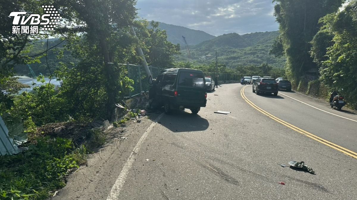快訊／新北水泥預拌車疑追撞廂型車墜谷　2人無生命跡象搶救中