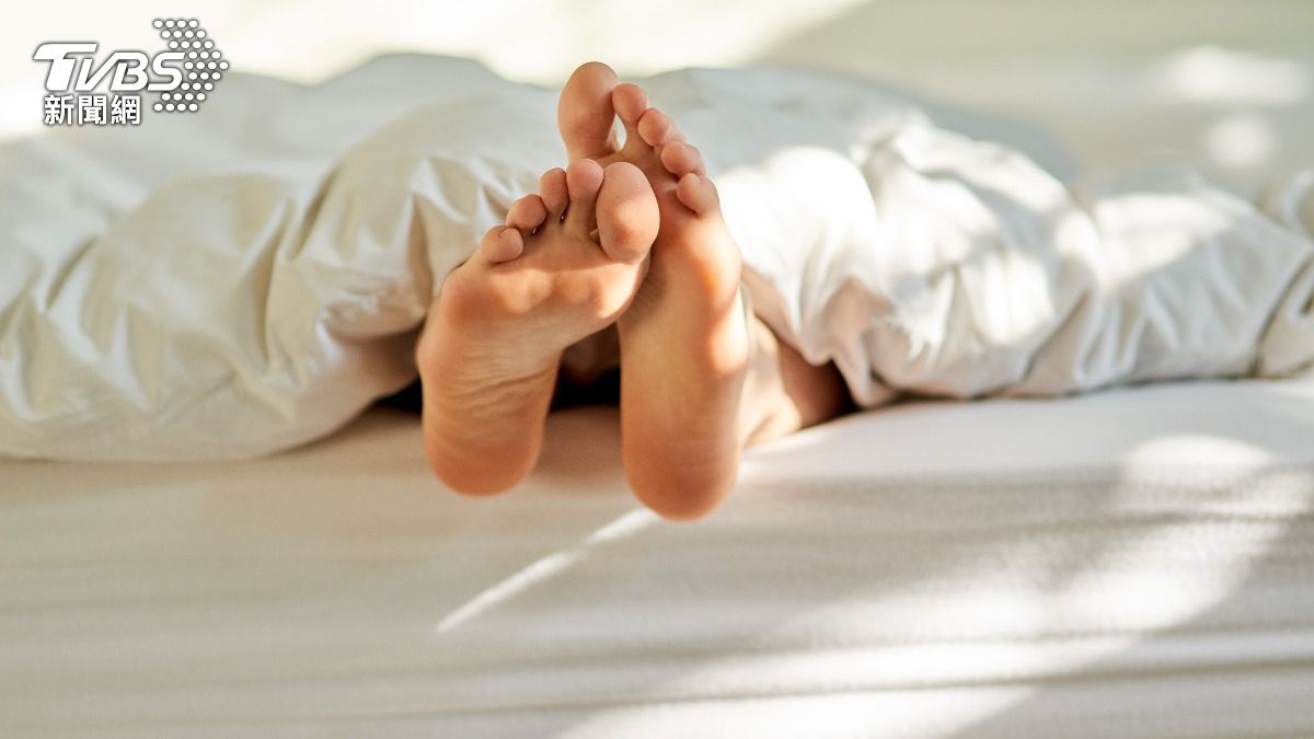手腳冰冷別輕忽！恐血管塞住　醫揭「高危族群」：1招在家自測保命