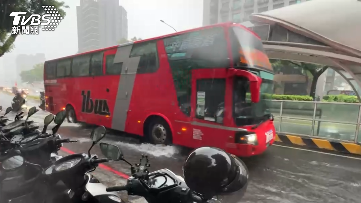 台中淹水...暴雨如逆水行舟！民眾驚：公車變水陸兩用車
