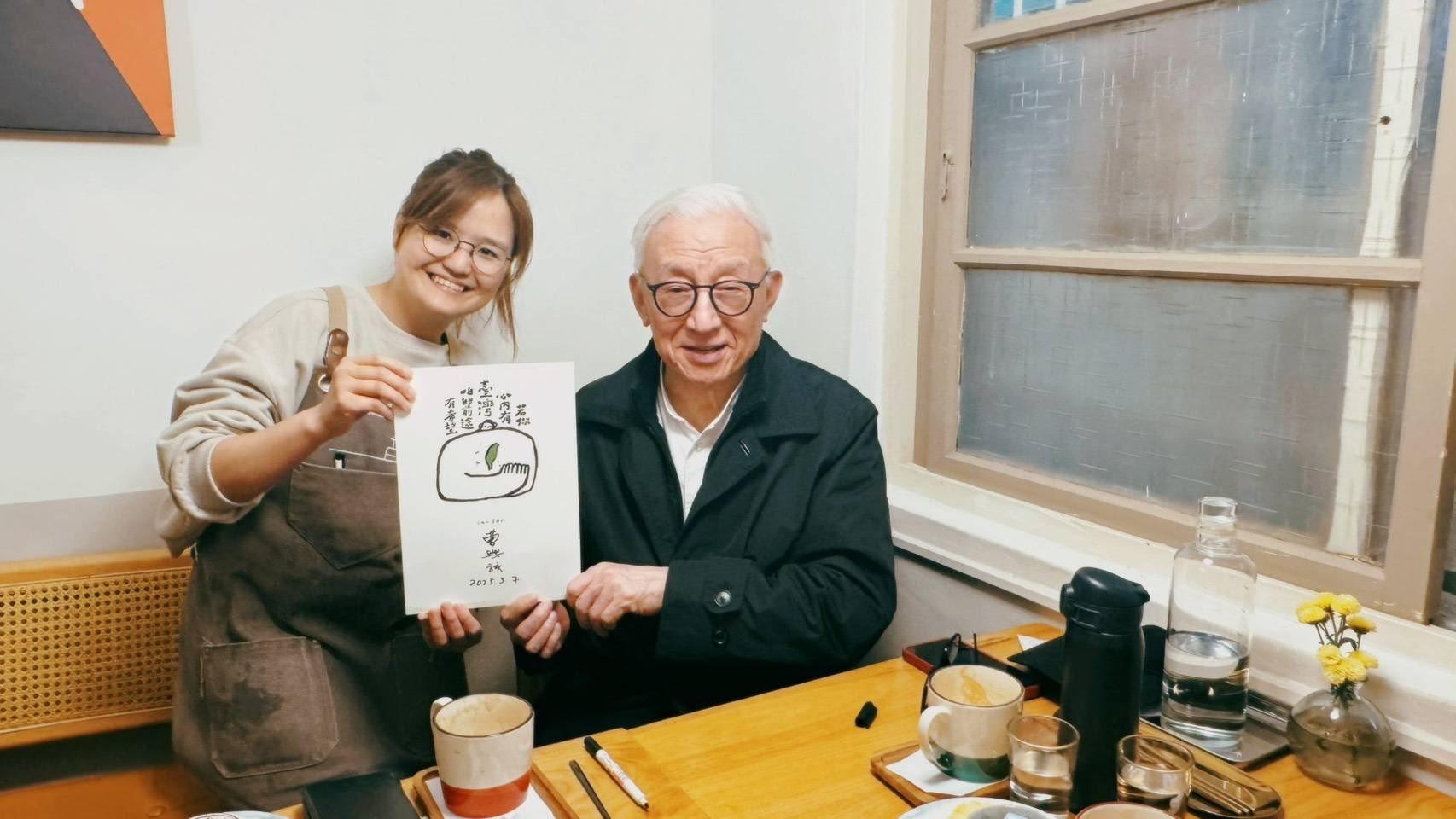 店家與曹興誠合影。（圖／翻攝自SabiSabi CoffeeSweets 花蓮老宅神級肉桂捲臉書）