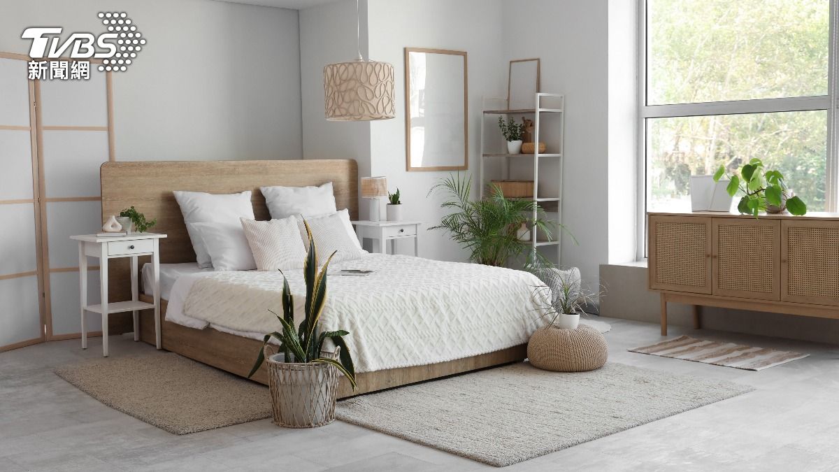 臥室內床位擺放攸關風水。（示意圖／shutterstock達志影像）