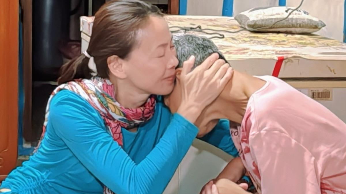 柯淑勤見《光裏》角色本尊，淚擁腦麻女兒。（圖／東森綜合台提供） 