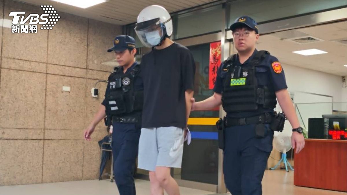 嫌犯被警方移送北檢複訊。（圖／張貴翔攝）