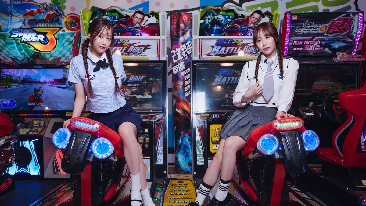 安吉找來聖恩一起化身歌曲中的「BBG（Babay Girl）」。（圖／索尼音樂提供）