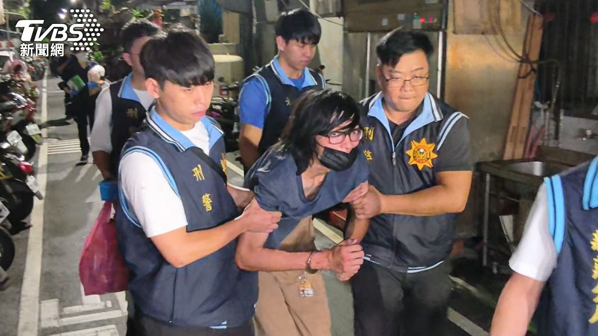 嫌犯陳男雙腿癱軟，還不斷發出哀嚎聲，最終由兩名刑警架著他上車回新莊分局。（圖／陳冠宇攝）