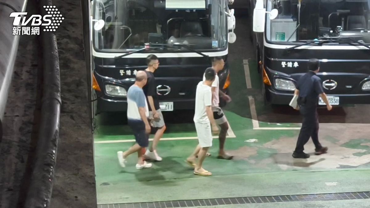 檢察官認為劉柏葳（黑衣短褲）凶殘近乎泯滅人性遂聲請羈押，院方裁押獲准。（圖／TVBS）