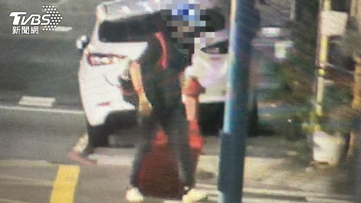 陳男在7月6日晚間11時許從住處拖著紅色行李箱外出。（圖／TVBS）